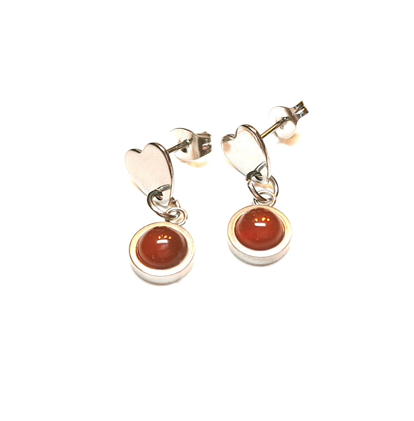 Herz-Ohrstecker mit hängendem roten Achat-Cabochon