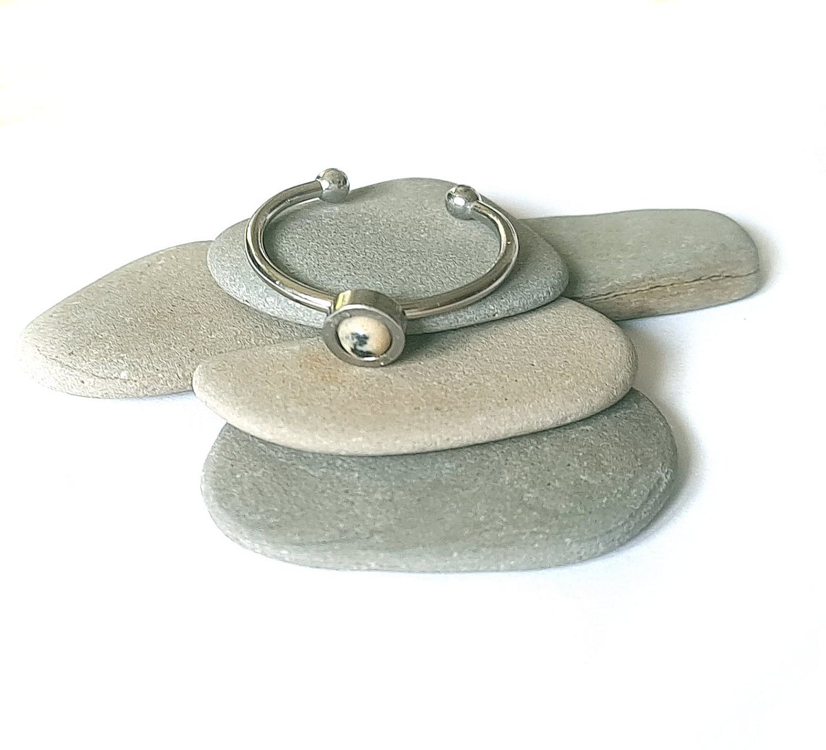 Dalmatiner Jaspis Ring verstellbar aus Edelstahl (4 mm)