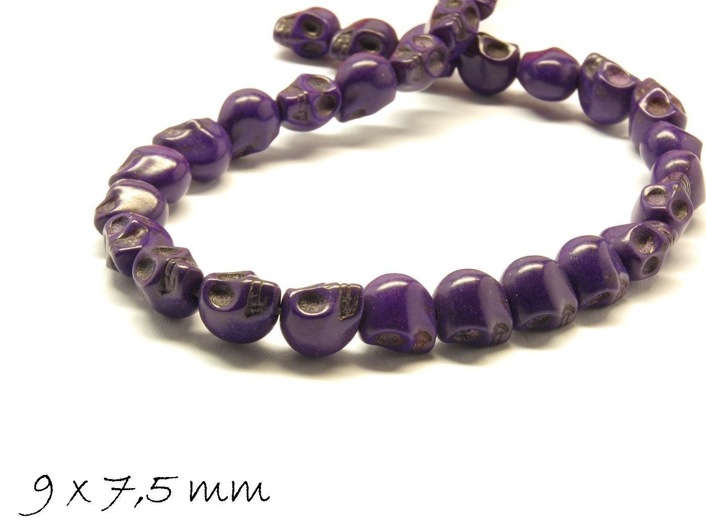 10 Stück synthetischer Türkis Totenkopf, 9 x 7,5 mm, verschiedene Farben