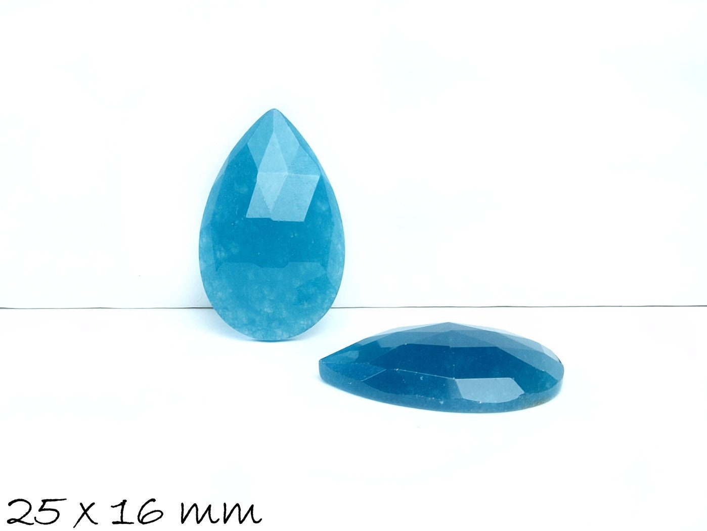 1 Stück Edelstein Tropfen-Cabochon, facettiert, Jade, 25 x 16 mm, blau