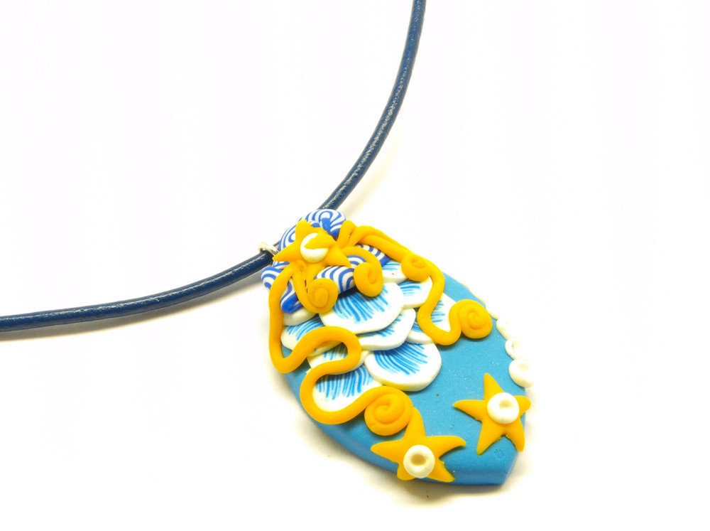 Surferkette Leder Anhänger Fimo Polymer Clay Kette Blüten blau gelb weiß