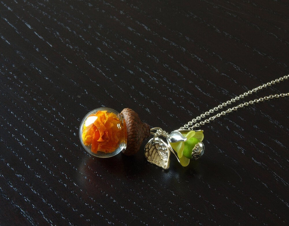 Echte Blüten orange Eichelhütchen Glasperle Kette