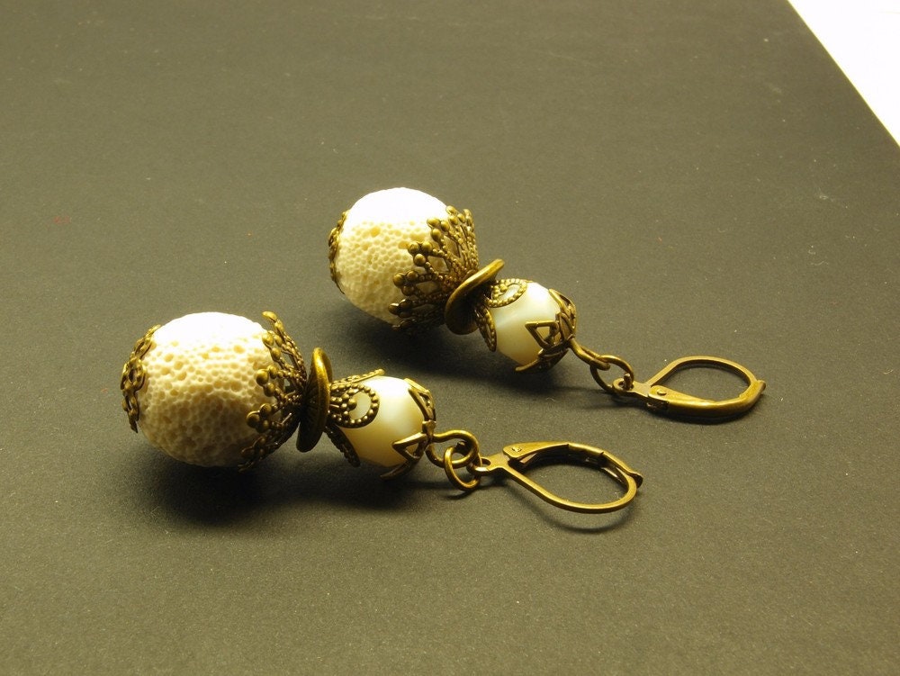 Ohrring Perle Lava Glas weiß bronze vintage Creole