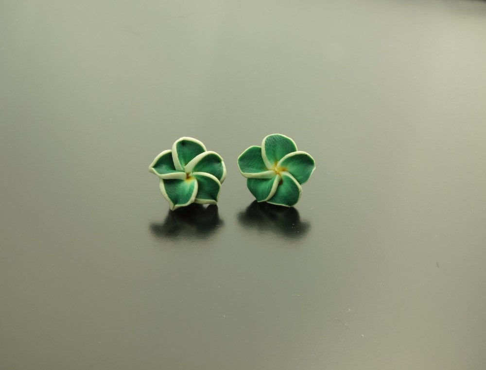 Ohrstecker Fimo Frangipani Blume Blüte grün weiß