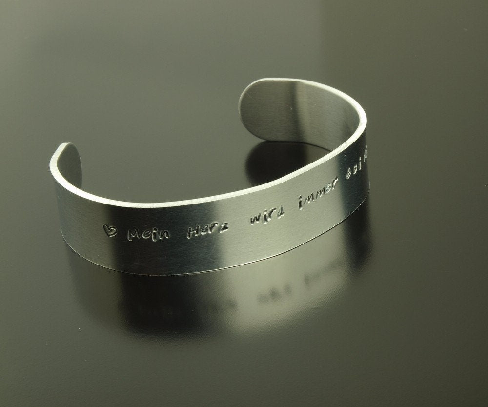 Armreif Name Datum Text gestempelt silbern Armband