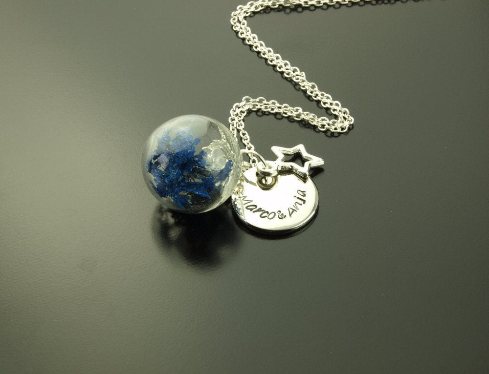 Kette Anhänger Buchstaben Gravur echte Blüten blau