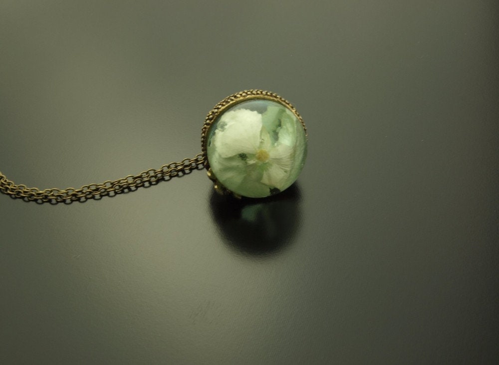 Getrocknete Blüten weiß in Giessharz Kette bronze