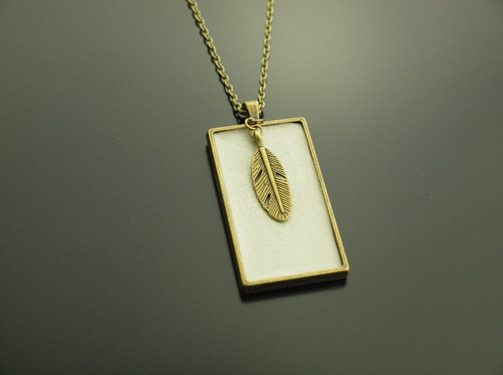 Beton Kette bronze Anhänger Cabochon grau Feder