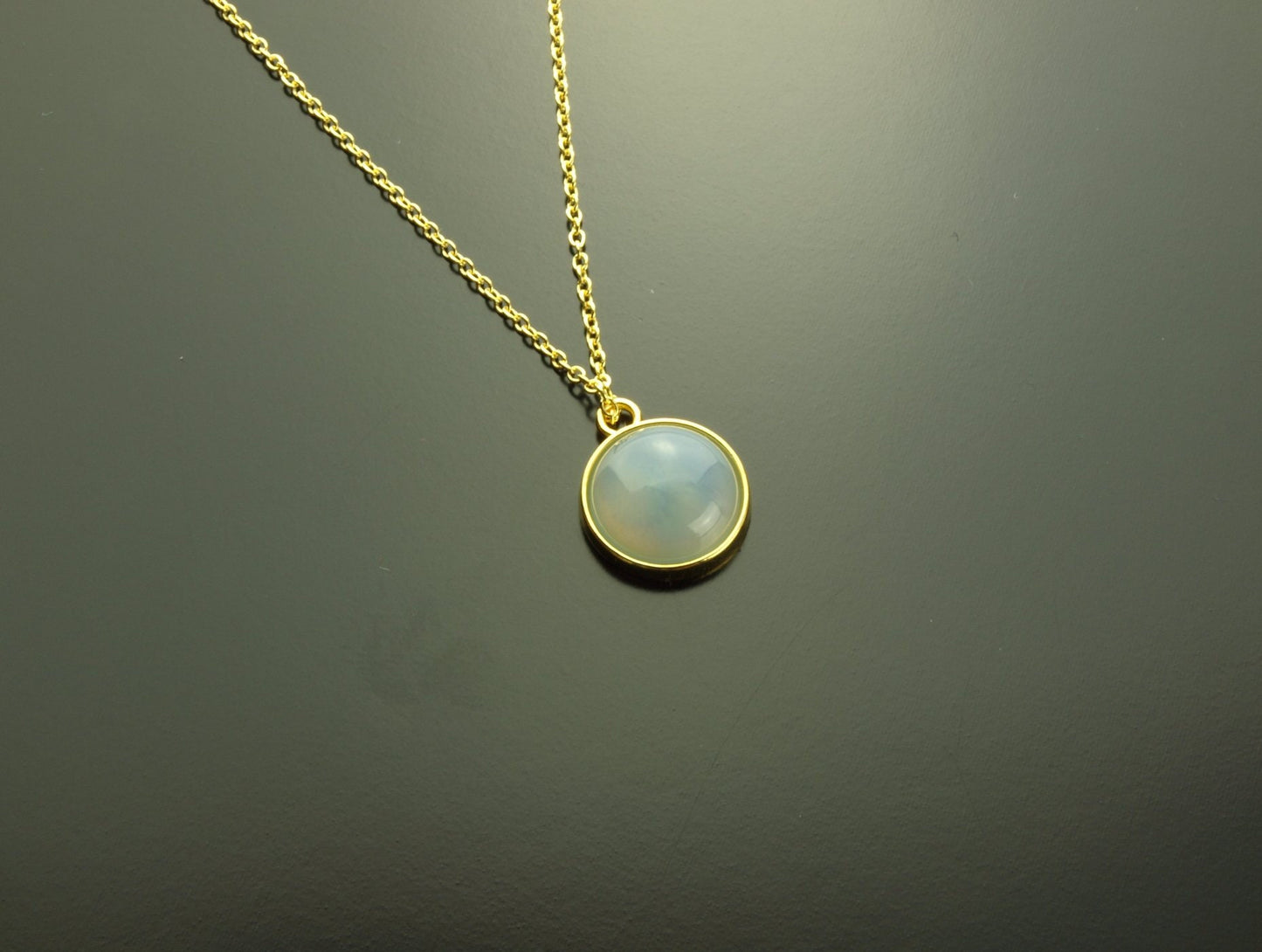 Kette grauer Achat Edelstein Anhänger golden