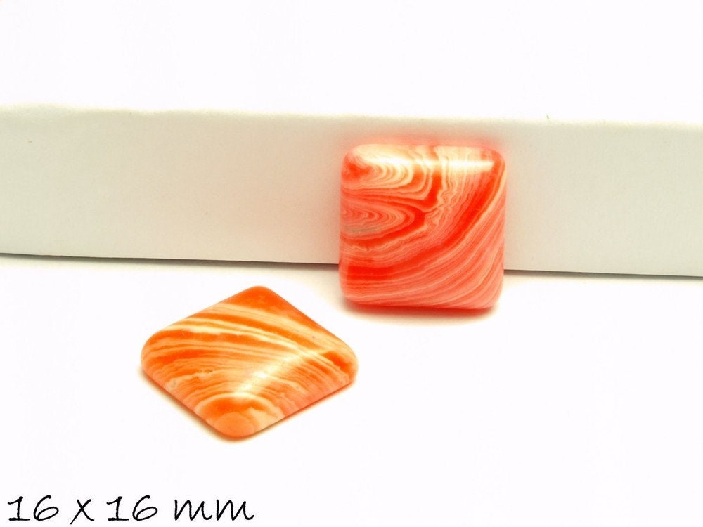 2 Stück Cabochons, synthetischer Türkis, 16 x 16 mm, rot-weiß