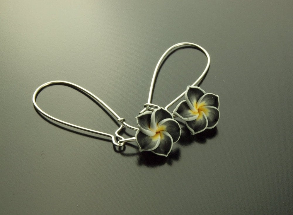 Ohrhänger Frangipani Blüte Blume Ohrringe schwarz
