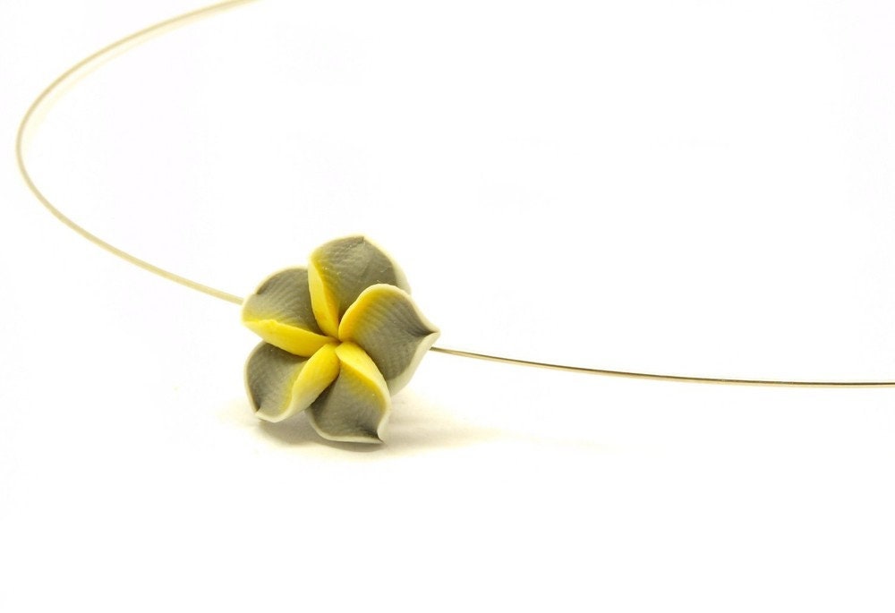 Kette Frangipani Blüte Blume Halsreif Collier grau