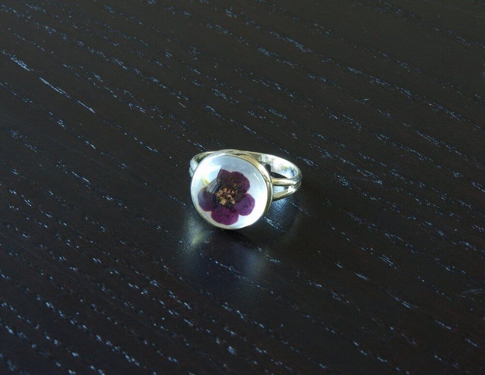Echte getrocknete Blüten Ring lila Glas Cabochon