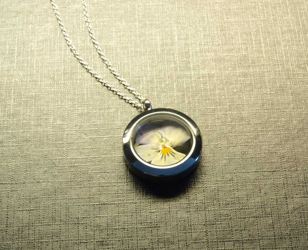 Echte getrocknete Blüten weiß gelb Kette Medaillon