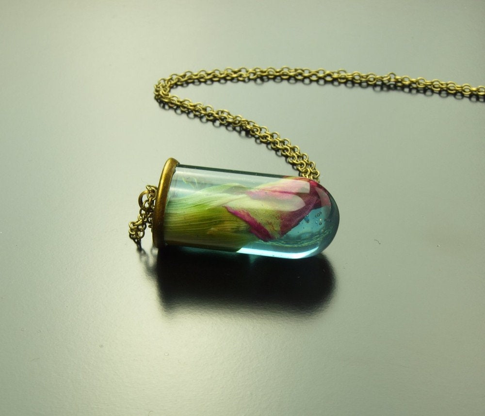 Echte getrocknete Rose in Giessharz Kette bronze