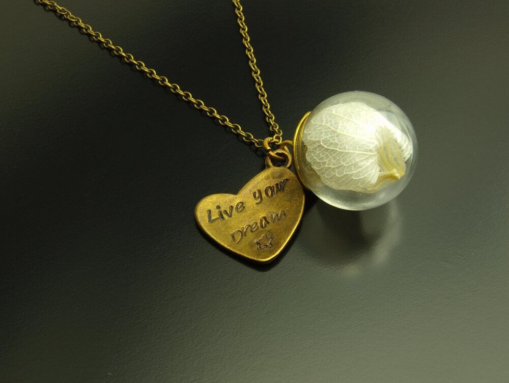 Kette Anhänger Buchstaben Gravur echte Blüten weiß