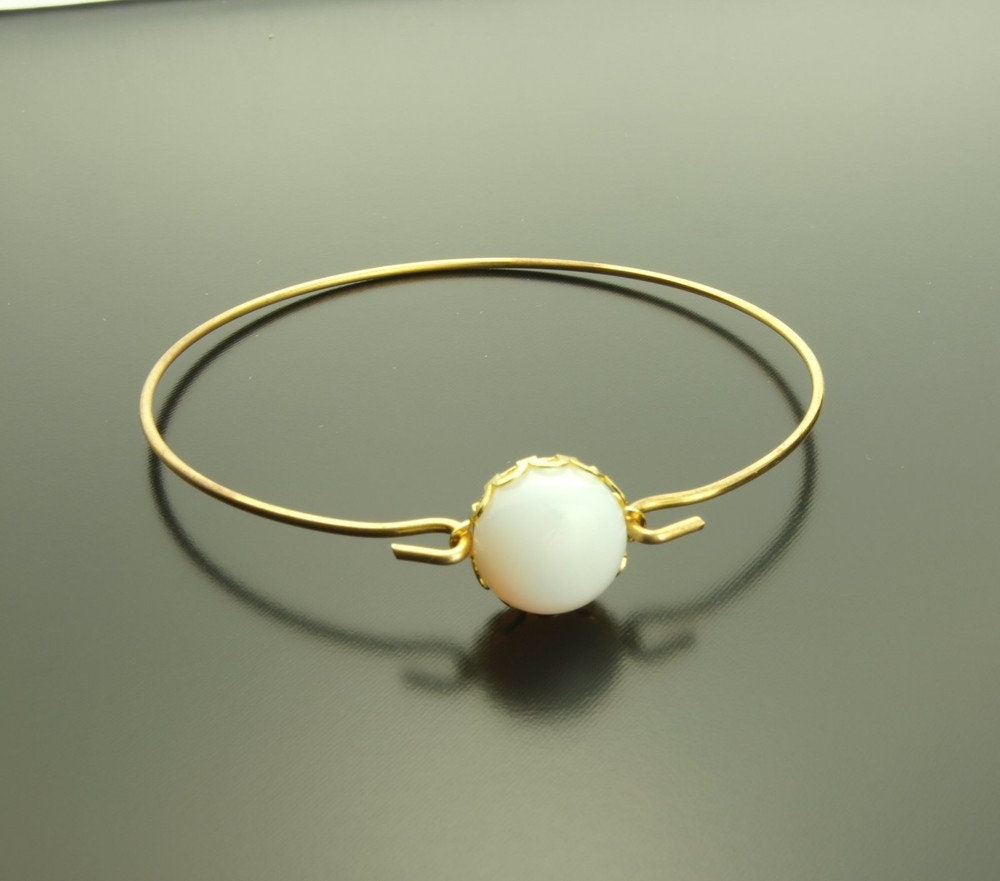 Armreif weißer Opalit Edelstein Spiraldraht golden