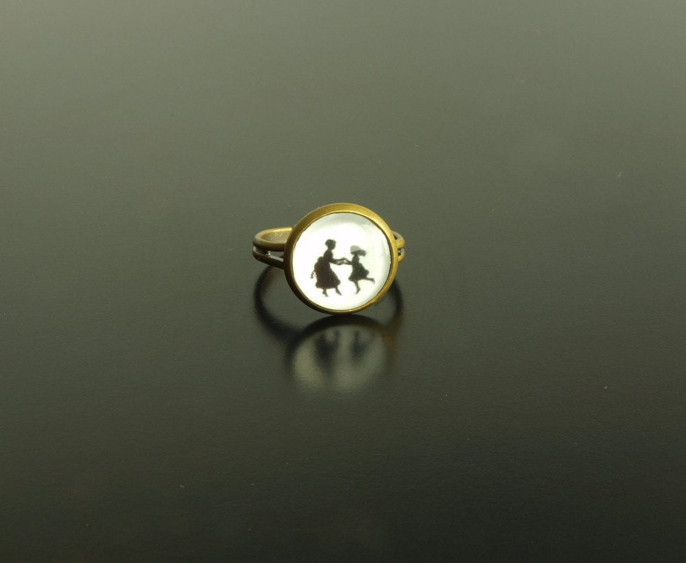 Ring Silhouette Mädchen Frau schwarz weiß Glas