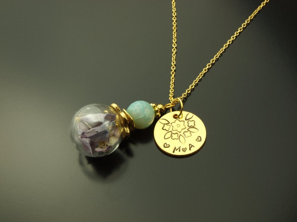 Kette Anhänger Buchstaben Gravur echte Blüten lila