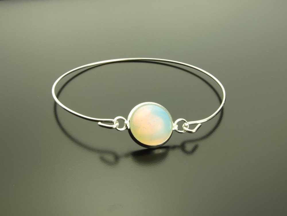 Armreif weißer Opalit Edelstein Spiraldraht silber