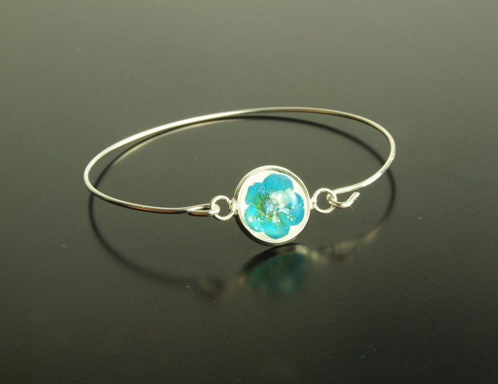 Echte getrocknete Blüte Armreif Glas Cabochon blau