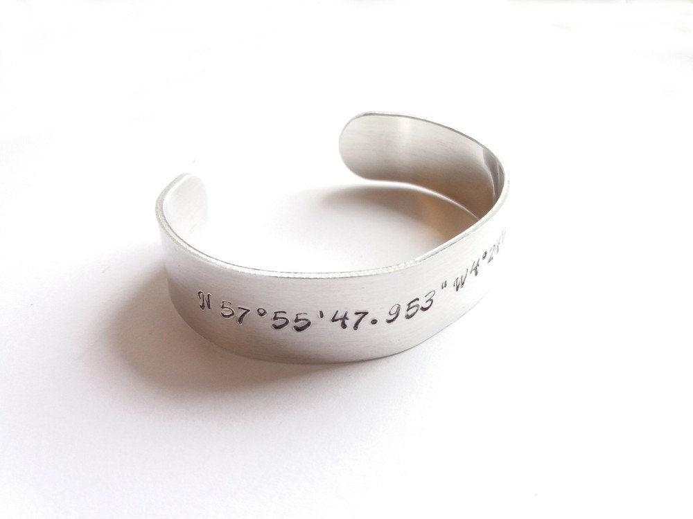 Armreif Name Datum Text gestempelt silbern Armband