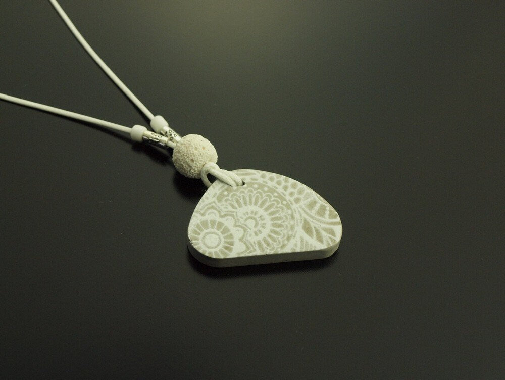 Kette Beton Anhänger Muster weiß Lava Perle grau