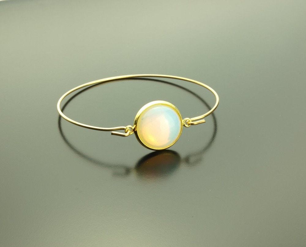 Armreif weißer Opalit Edelstein Spiraldraht golden