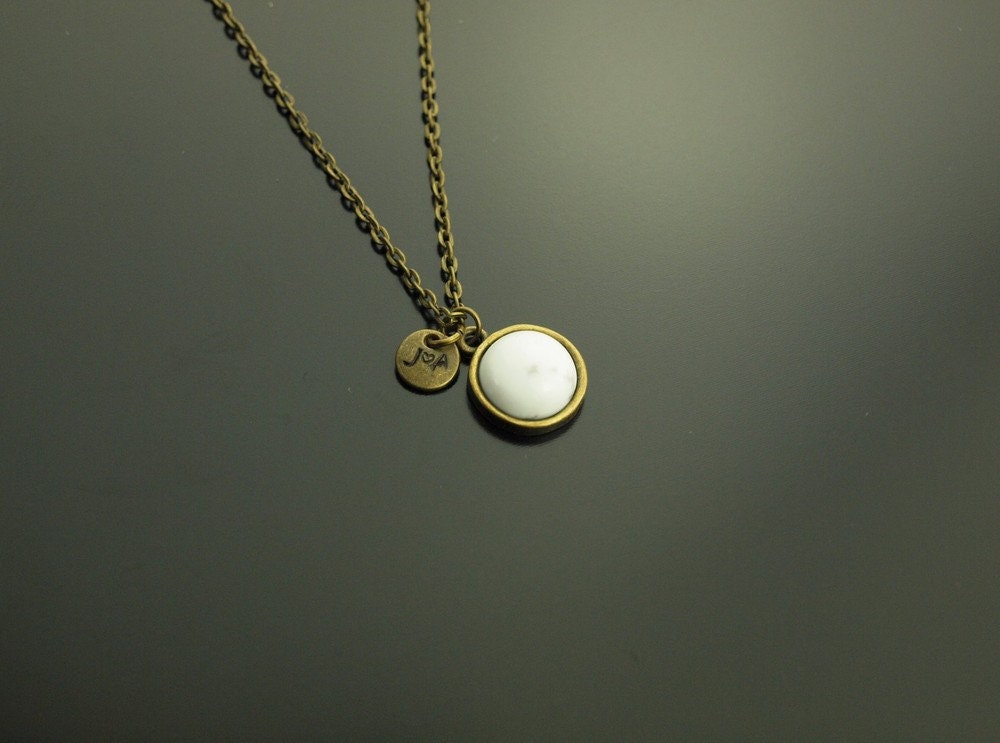 Kette Anhänger Buchstabe Edelstein weißer Howlith