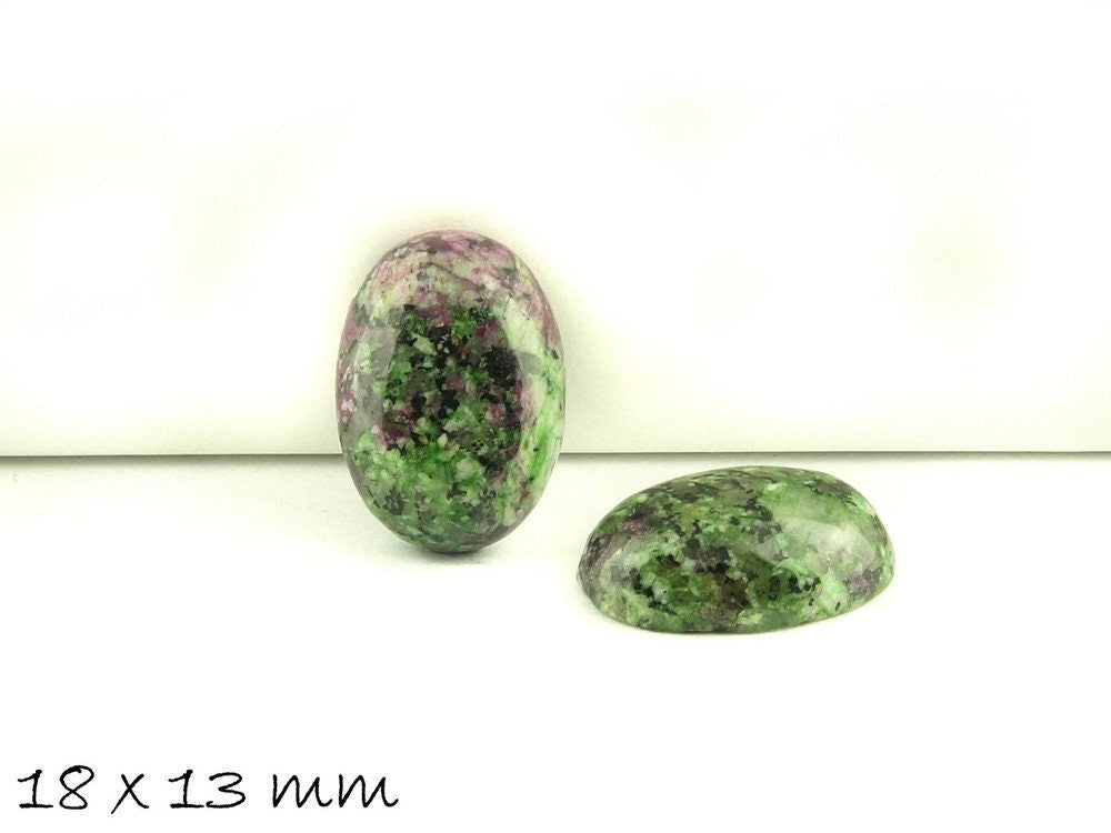 2 Stück Cabochons Rubin-Zoisit, 18 x 13 mm