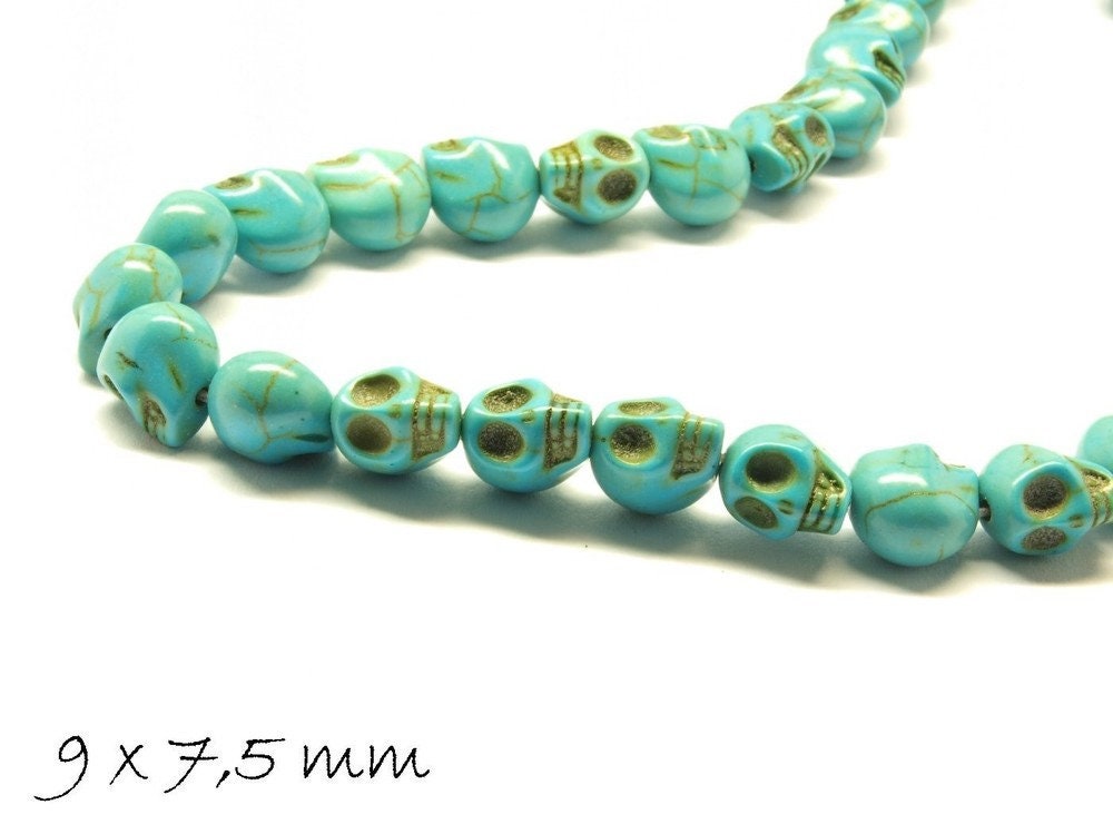 10 Stück synthetischer Türkis Totenkopf blau 9x7,5 mm