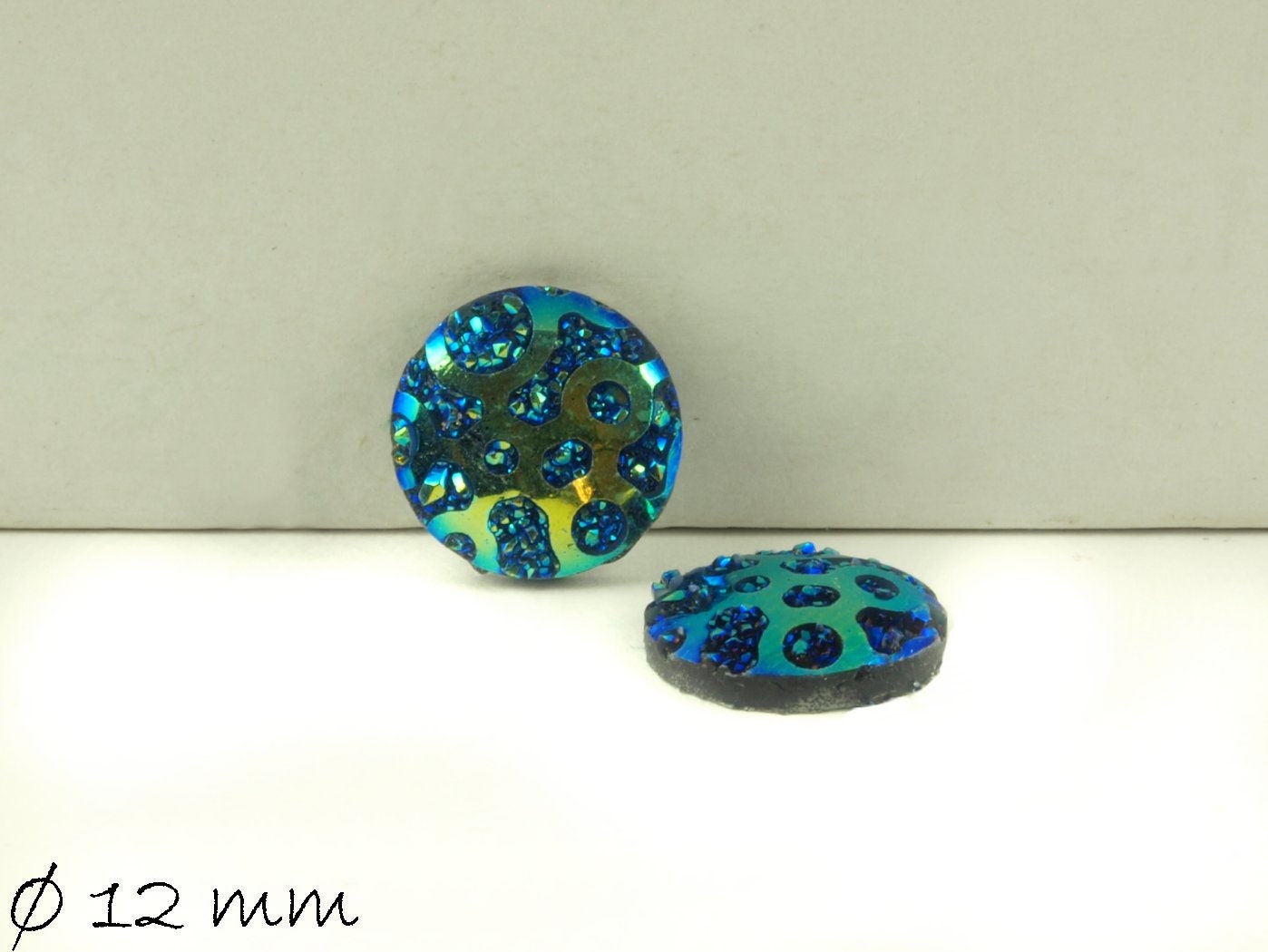 6 Stück runde Resin Cabochons Fischhaut Ø 12 mm blau Glitzer