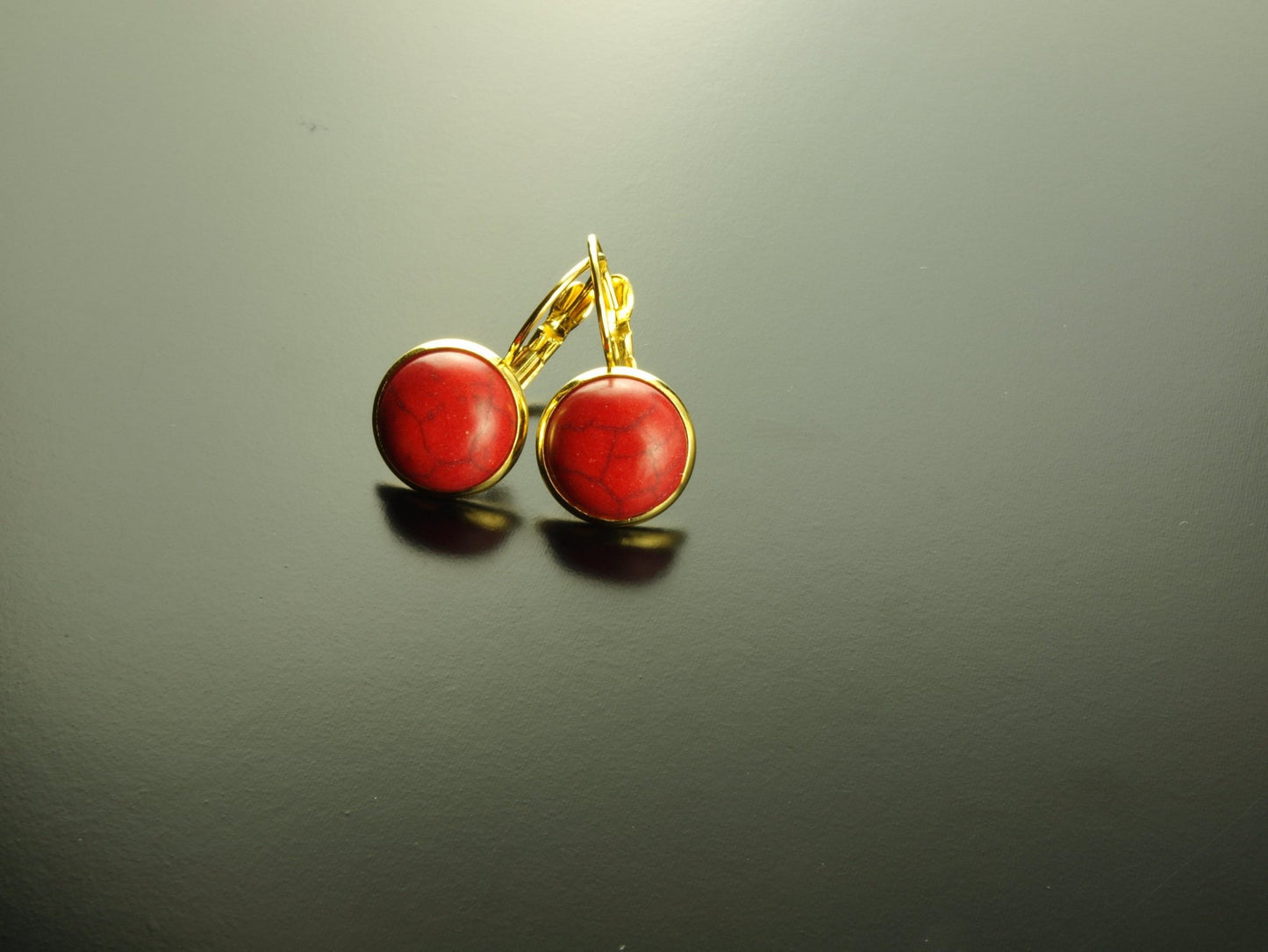 Ohrhänger roter Howlith Edelstein Cabochon Ohrringe golden