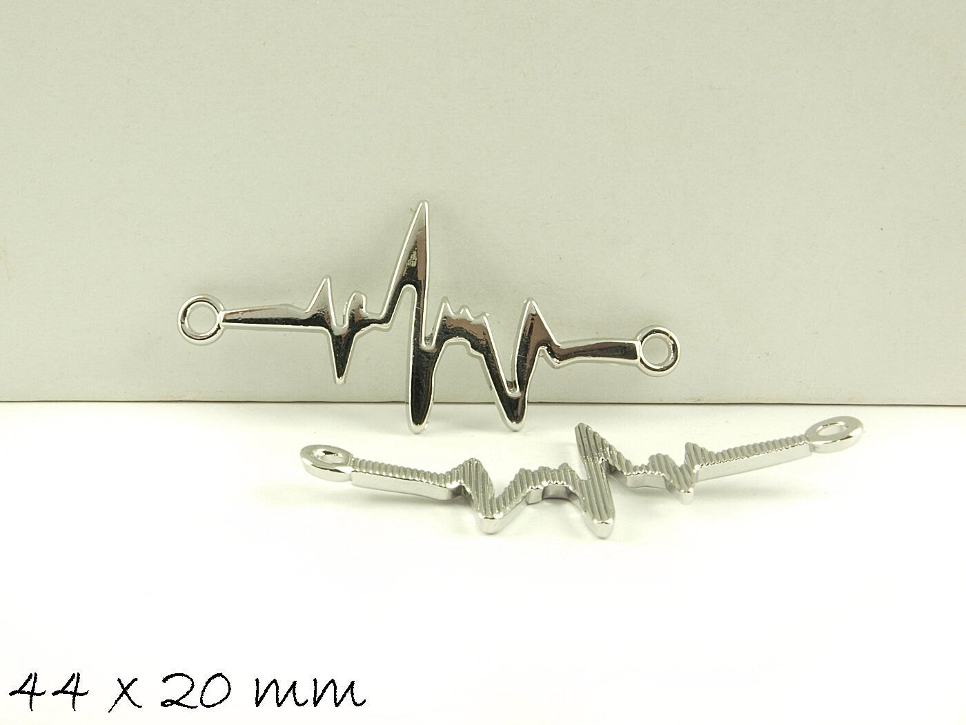 4 Stück Verbinder Herzschlag silber 44 x 20 mm