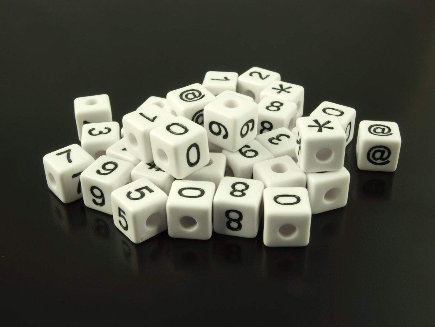 10 Stück Würfel Perlen, Ziffern und Sonderzeichen nach Wunsch