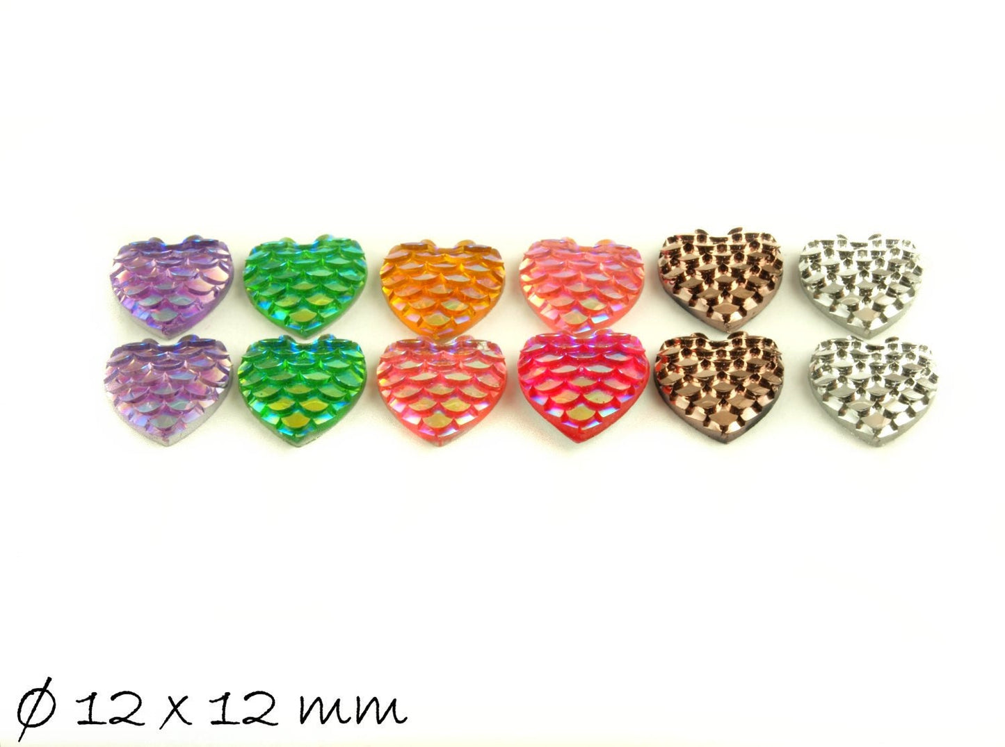 12 herzförmige Resin Cabochons in Fischhautoptik, 12 x 12 mm