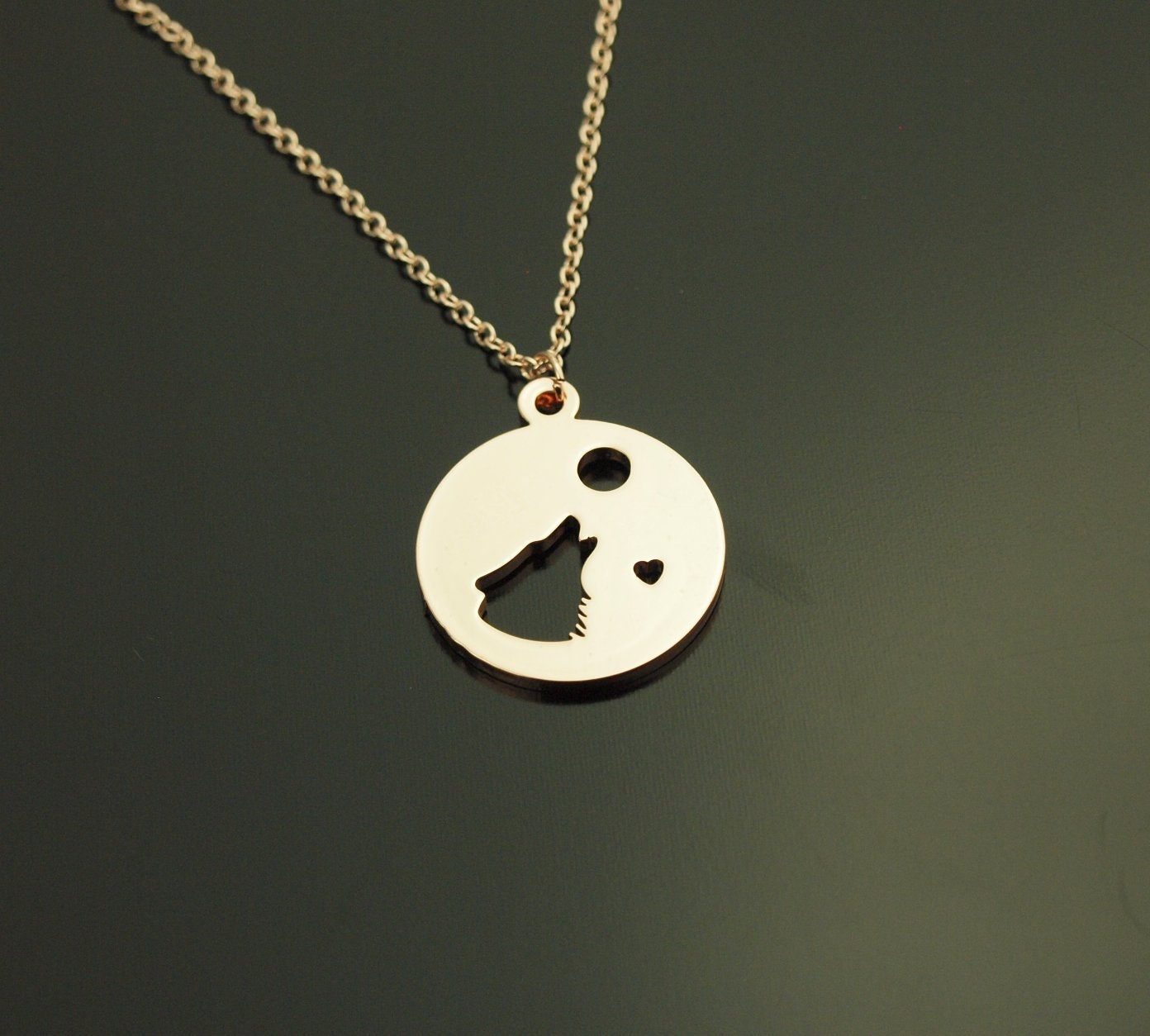 Kette Wolf Mond heulen Mond Scheibe rund Anhänger rosé golden