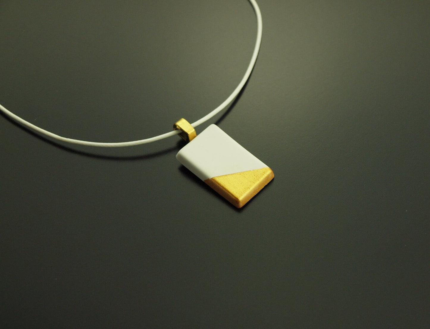 Kette Rechteck Keramik Anhänger weiß golden Streifen