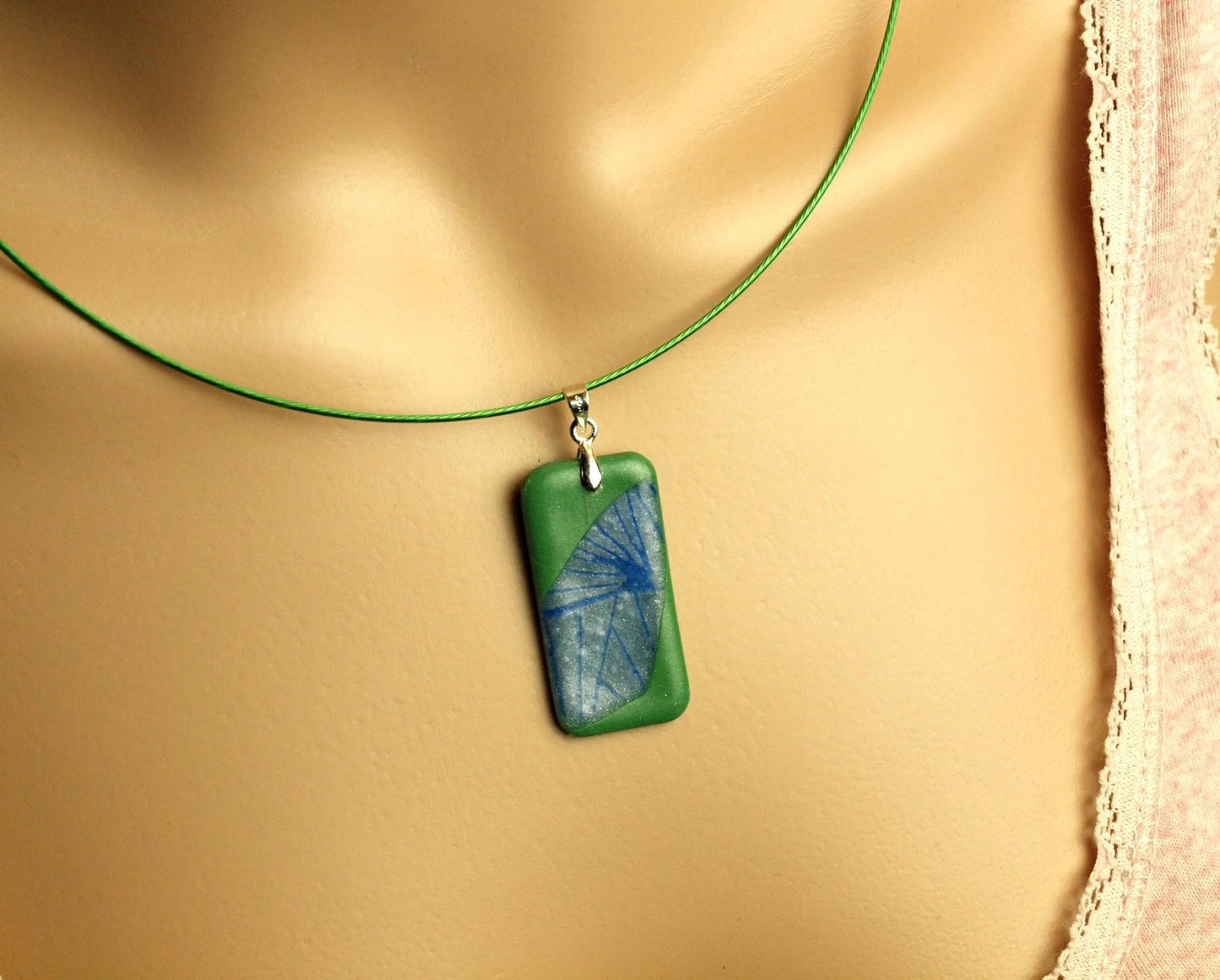 Surferkette Halsreif Draht Rechteck Anhänger grün blau retro Linien Muster Fimo Polymer Clay Kette silbern