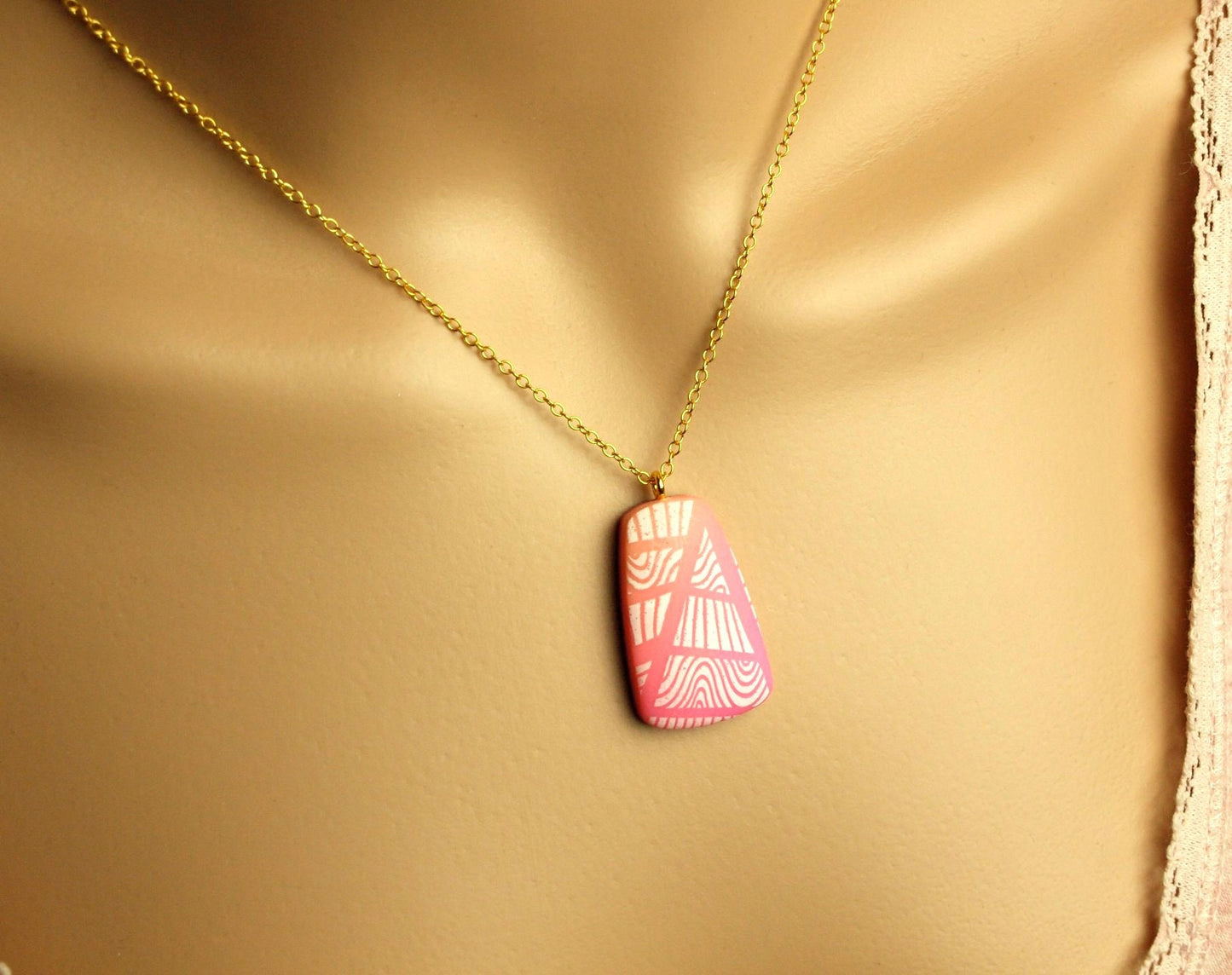 Surferkette Rechteck Anhänger weiß lila rosa retro Linien Muster Fimo Polymer Clay Kette golden
