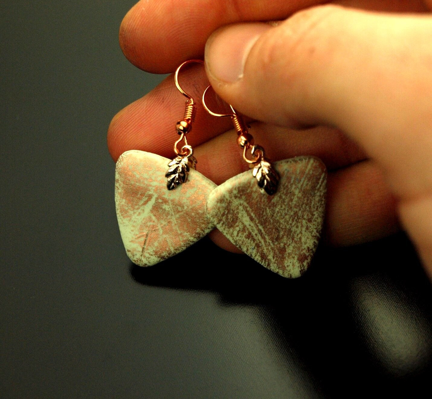 Ohrringe Crackle Muster Blattgold Dreieck grün rosé gold Polymer Clay Fimo Ohrhänger Creole