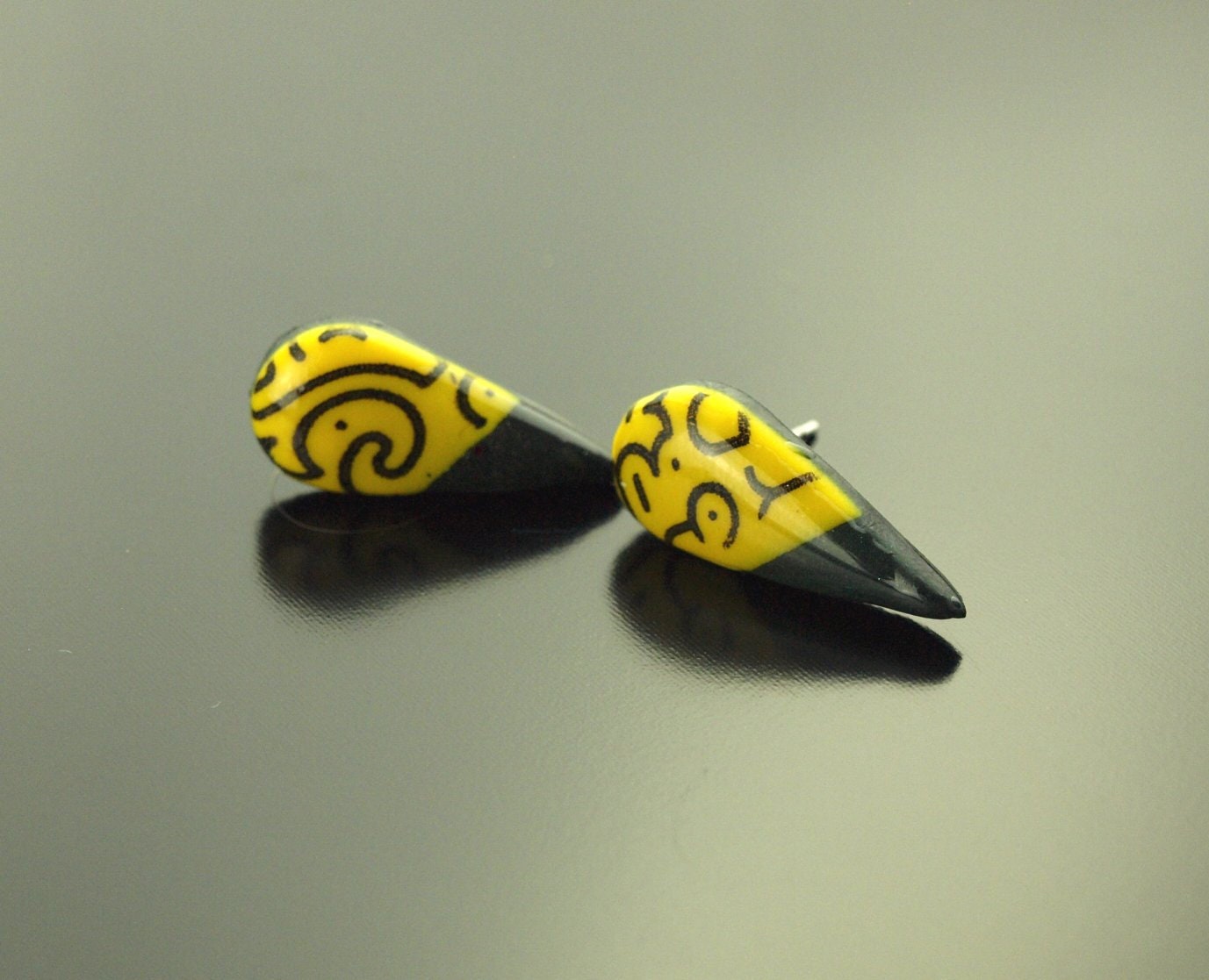 Ohrstecker Tropfen Träne retro Muster Linien gelb schwarz Polymer Clay Fimo Ohrringe Stecker