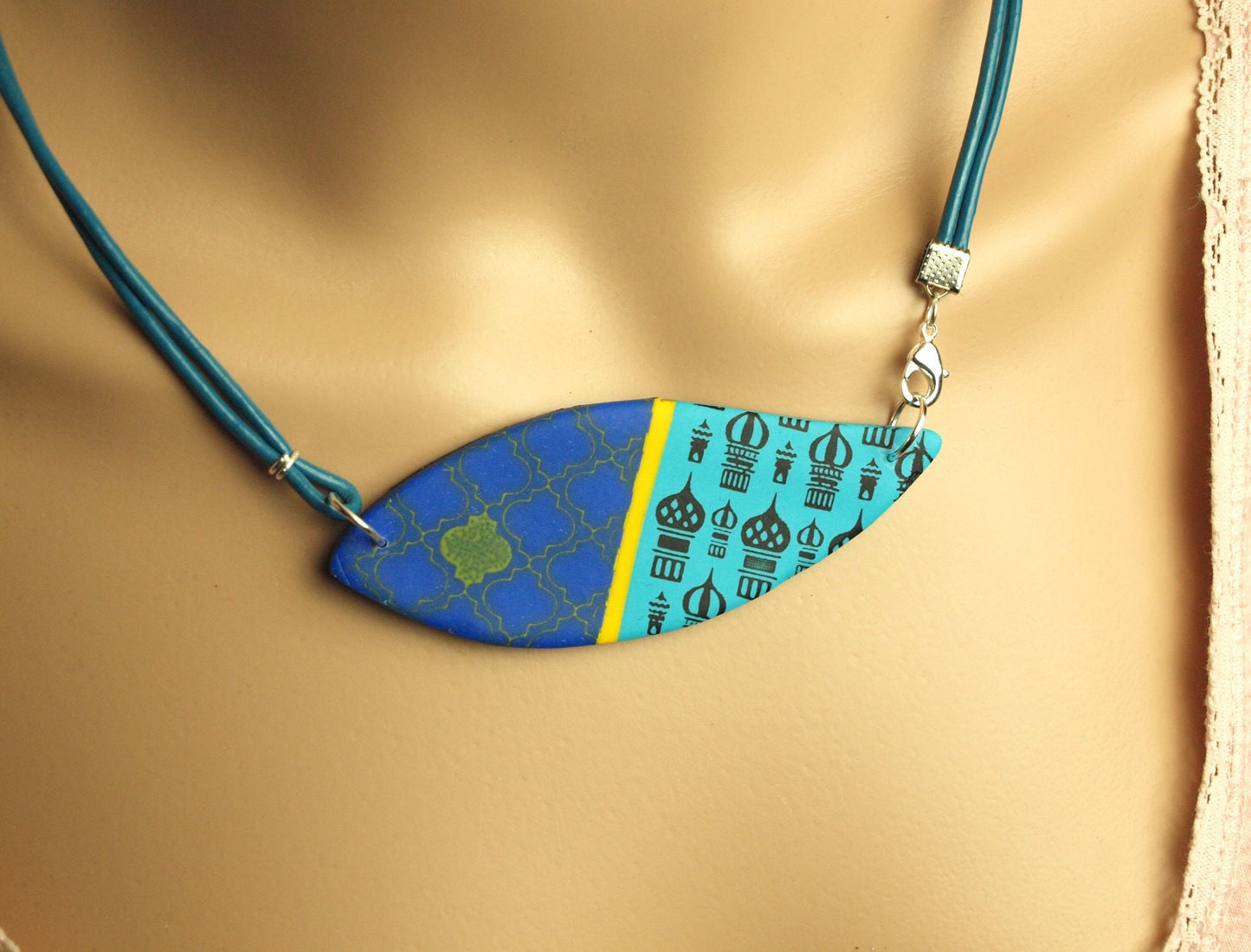 Surferkette Leder Anhänger gelb blau türkis schwarz retro Muster orientalisch Häuser Turm Fimo Polymer Clay Kette Lederkette silbern