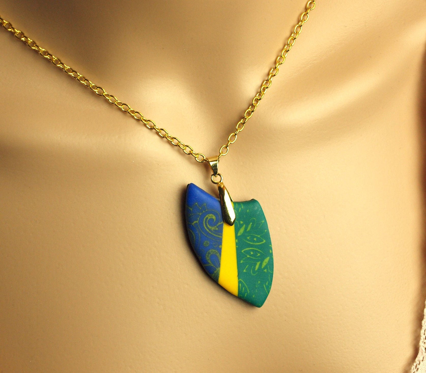 Surferkette Anhänger grün blau gelb gold retro Blüten Blumen Muster Fimo Polymer Clay Kette