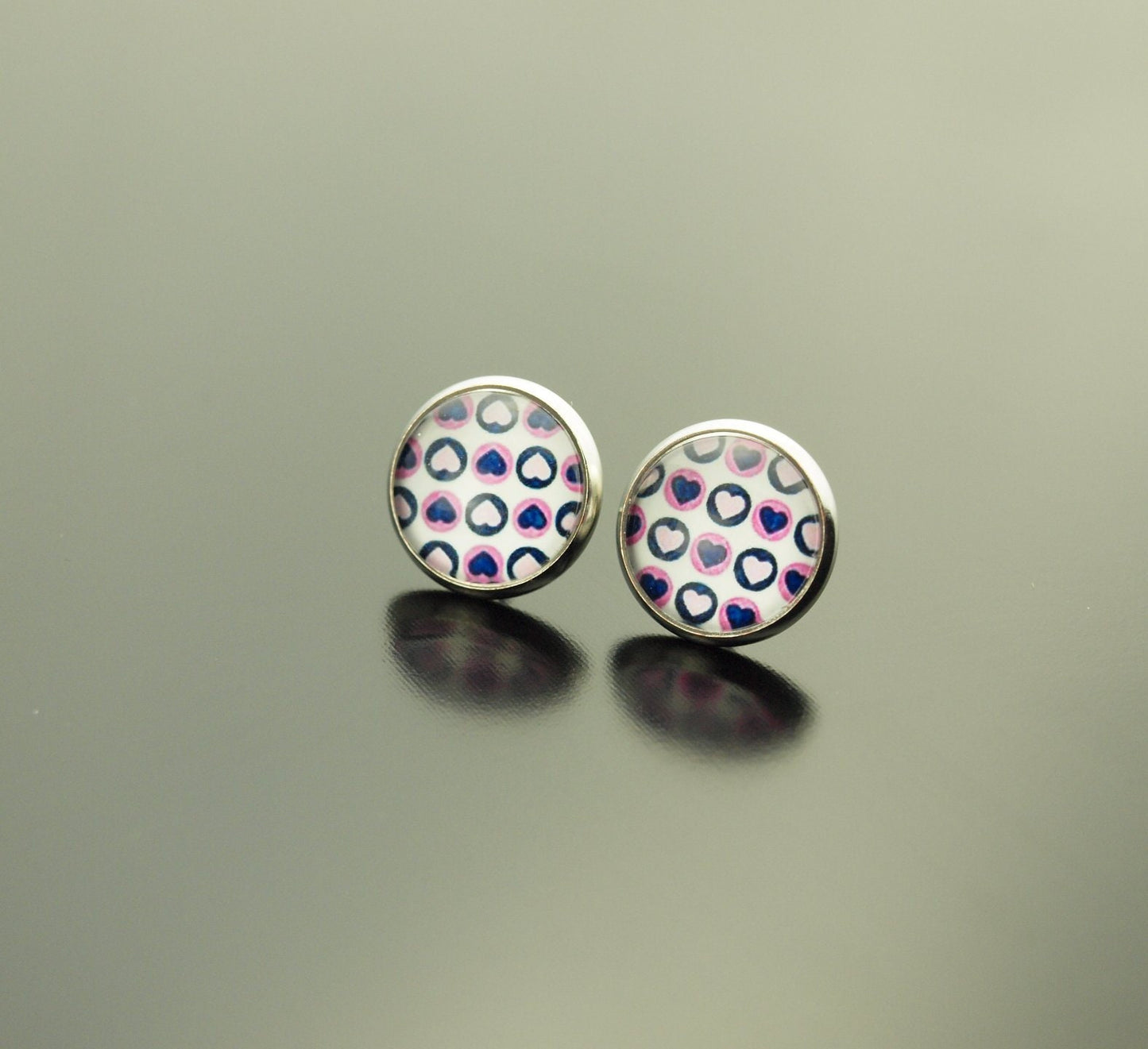 Ohrringe Muster Herzen lila weiß Liebe Glas Papier Cabochon als Ohrstecker / Ohrhänger in silber / bronze / golden