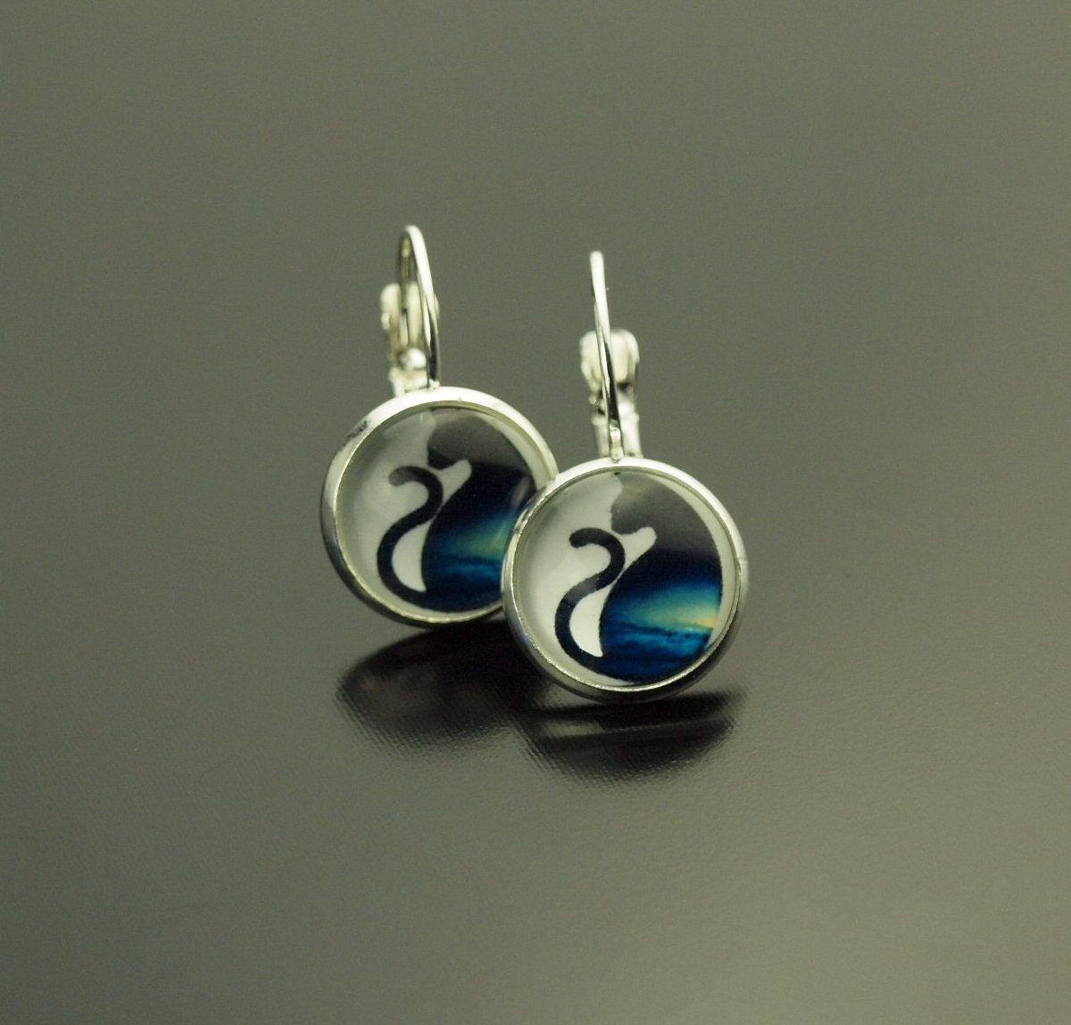 Ohrringe Katze blau weiß schwarz Glas Papier Cabochon als Ohrstecker / Ohrhänger in silber / bronze / golden