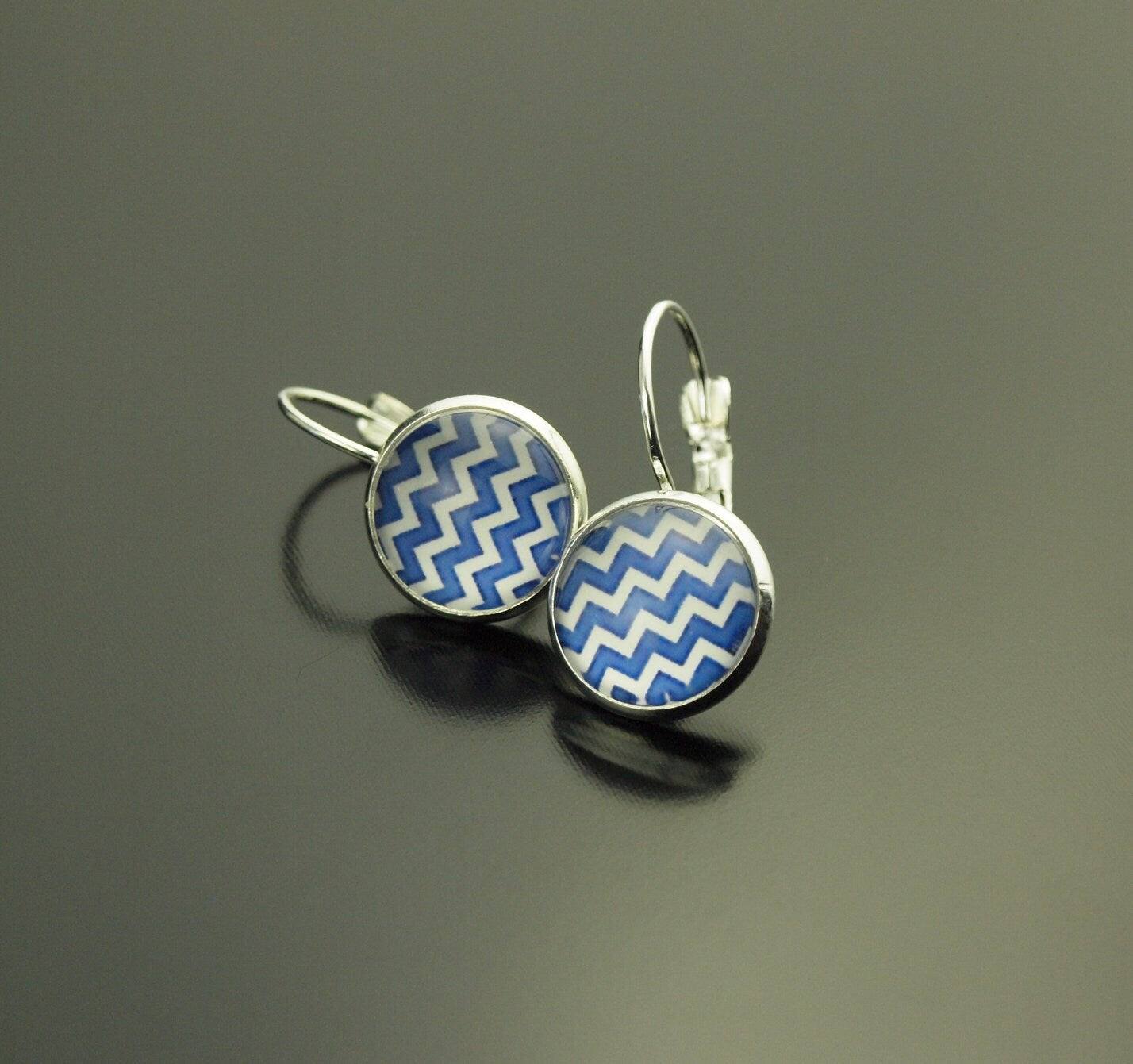 Ohrringe Retro Muster Zacken blau weiß Glas Papier Cabochon als Ohrstecker / Ohrhänger in silber / bronze / golden