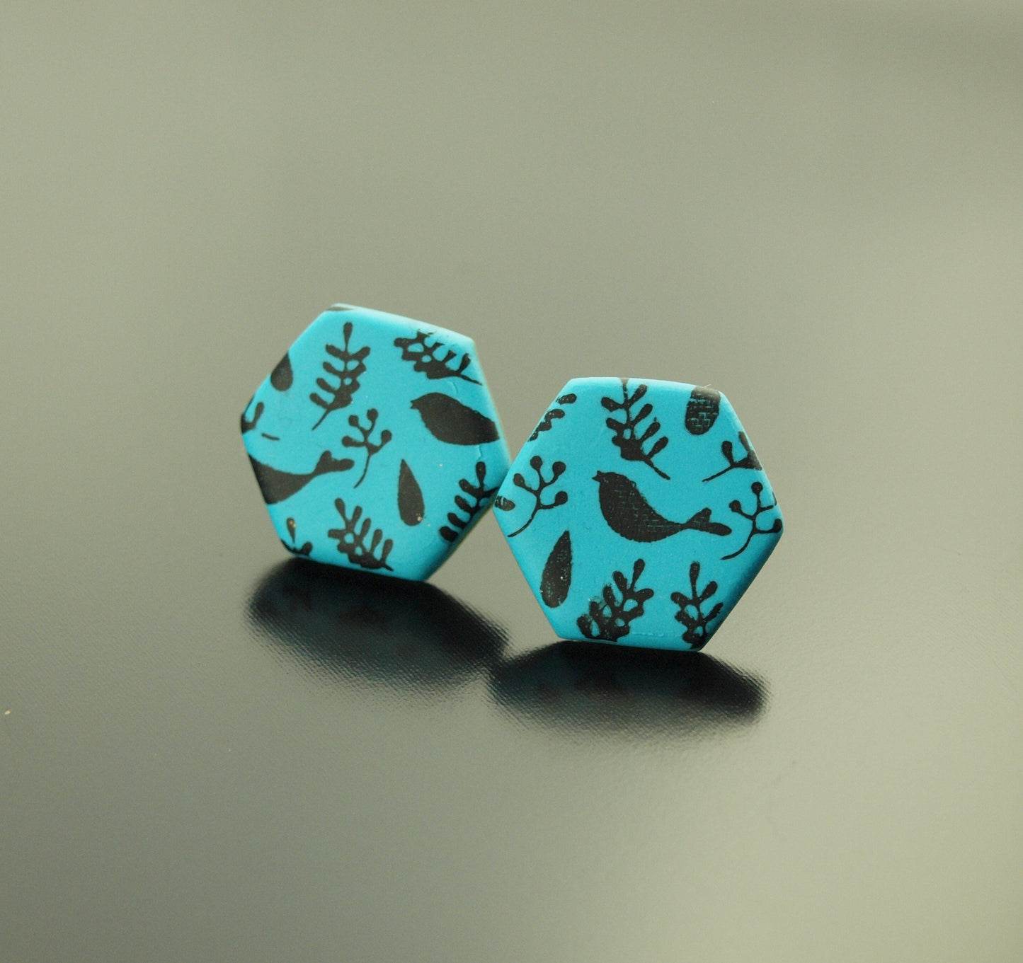 Ohrstecker Vögel Hexagon Sechseck Wabe blau schwarz Polymer Clay Fimo Ohrringe Stecker
