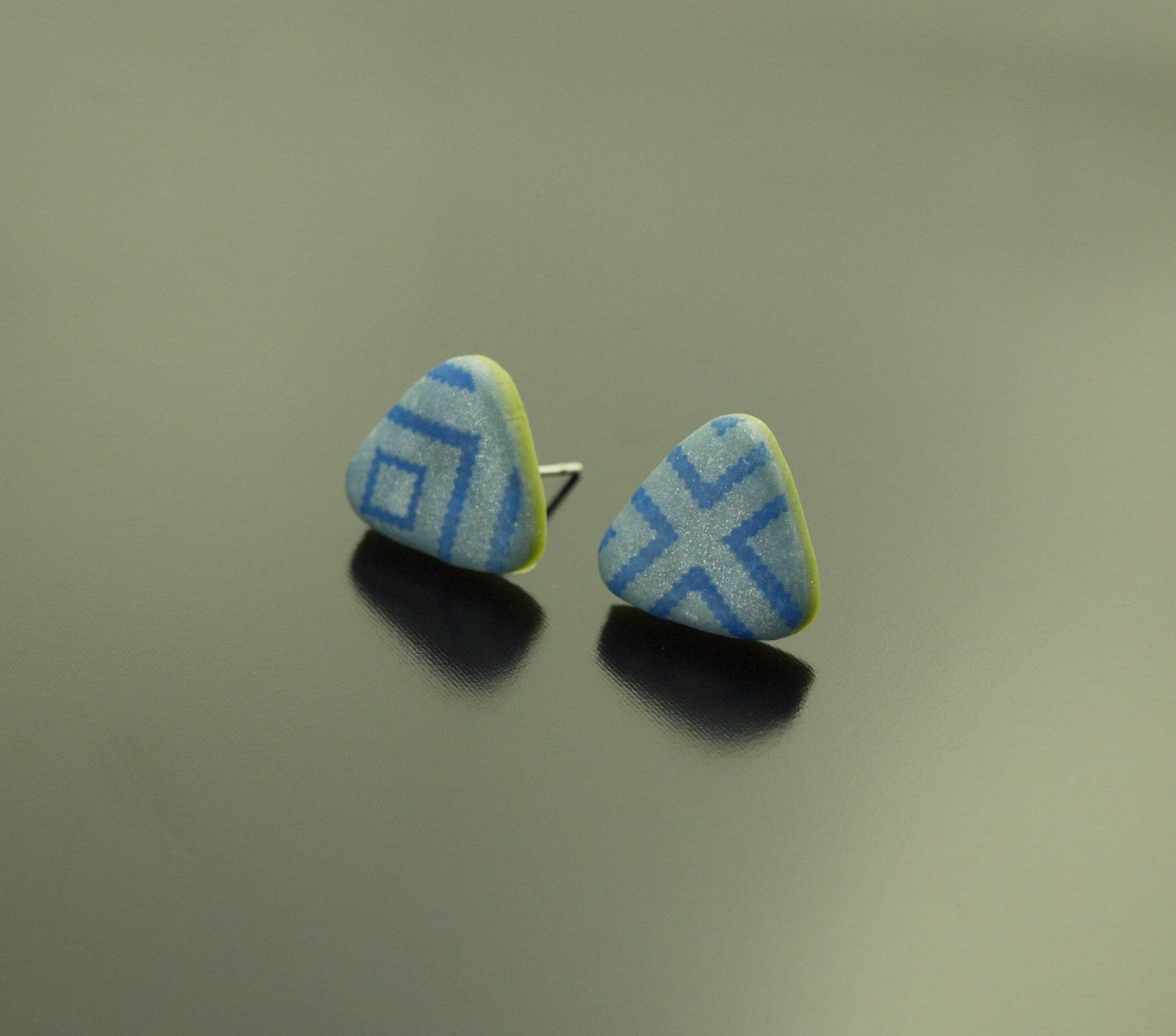 Ohrstecker Dreiecke retro Muster blau Polymer Clay Fimo Ohrringe Stecker