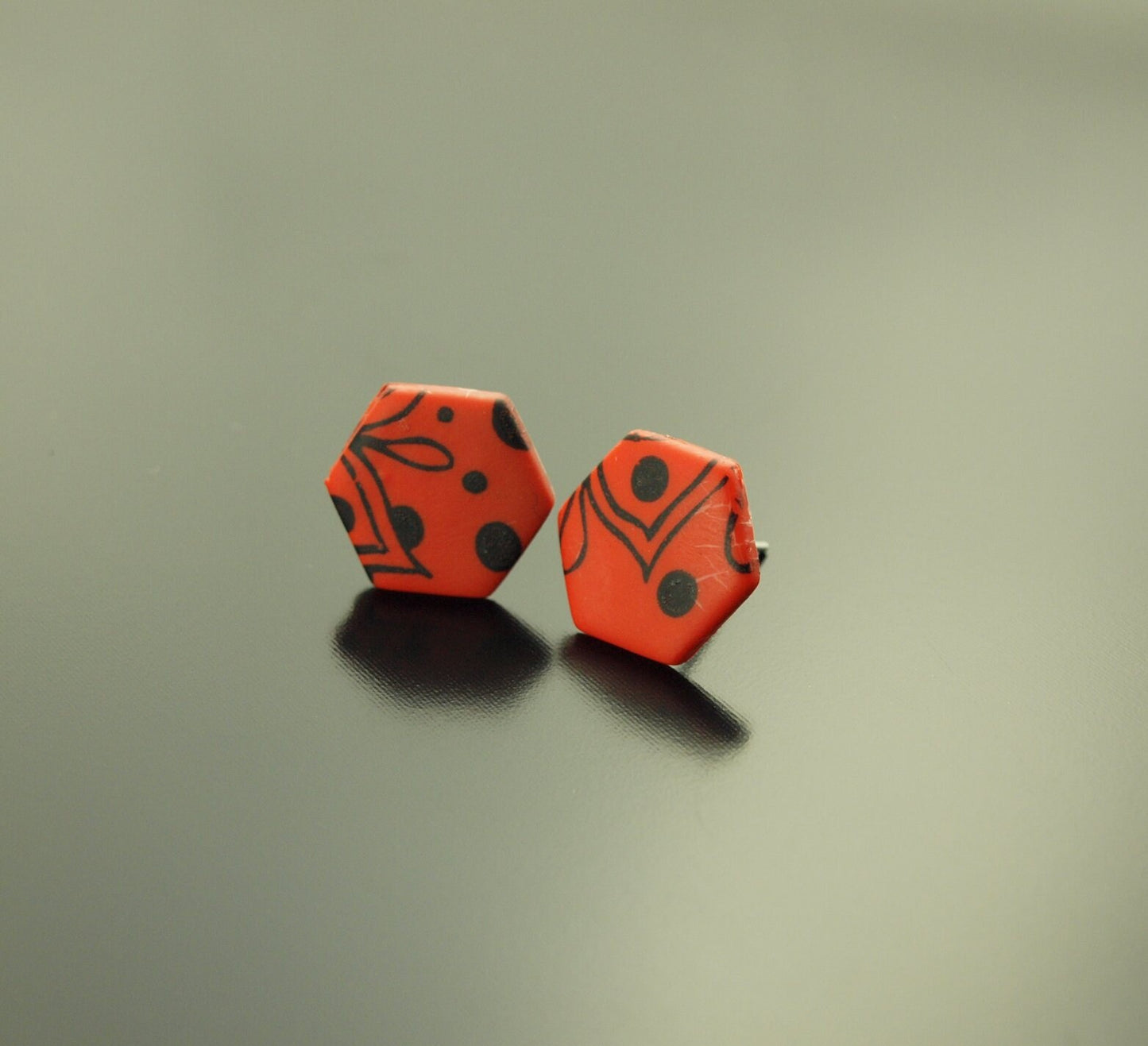 Ohrstecker Hexagon Sechseck Wabe retro Muster rot schwarz Polymer Clay Fimo Ohrringe Stecker